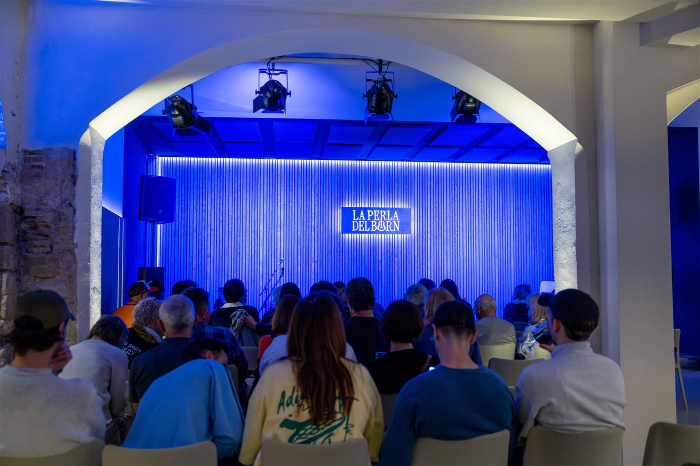 La Perla del Born venue interior — intimate setting with audience